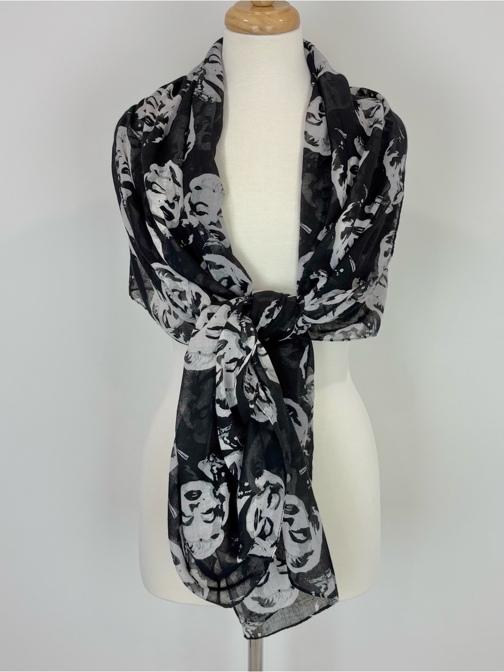 Marilyn Monroe scarf - Picture 3 of 4